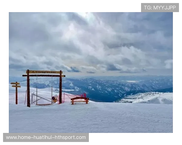 女孩去雪山双板滑雪，不料板子突然掉落，硬是用双脚滑行，滑雪双板摔倒怎么起来