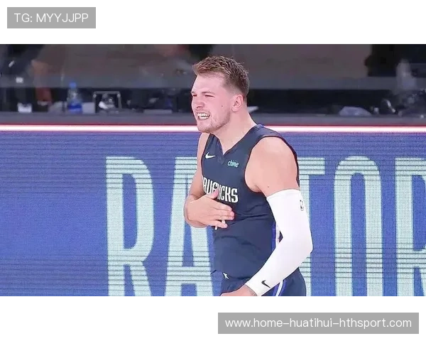 东契奇突破转身后仰命中，独行侠持续发力