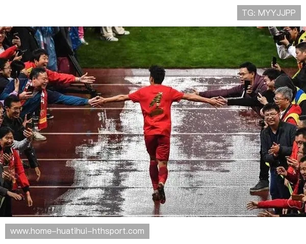 成都蓉城亚历斯祖贴身逼抢，逼得对手只能回传